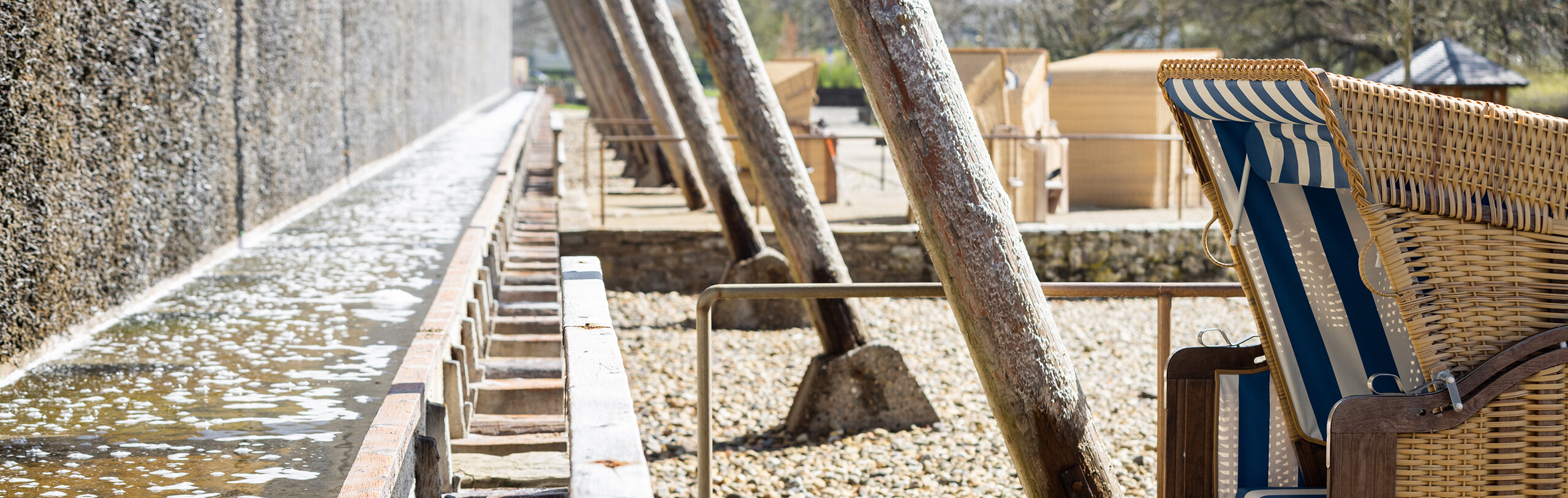 Blau-weiß gestreifte Strandkörbe an einem Gradierbau | © BNST GmbH / Foto: Mareike Böhmer