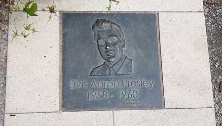Die Platte von Elvis Presley auf dem Walk of Fame in Bad Nauheim. 