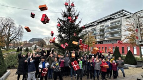 Schüler:innen schmücken Weihnachtsbaum | © Magistrat der Stadt Bad Nauheim